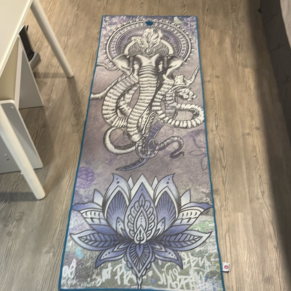 Yogitoes yoga mat towel . Excellent condition. Strong grip dots